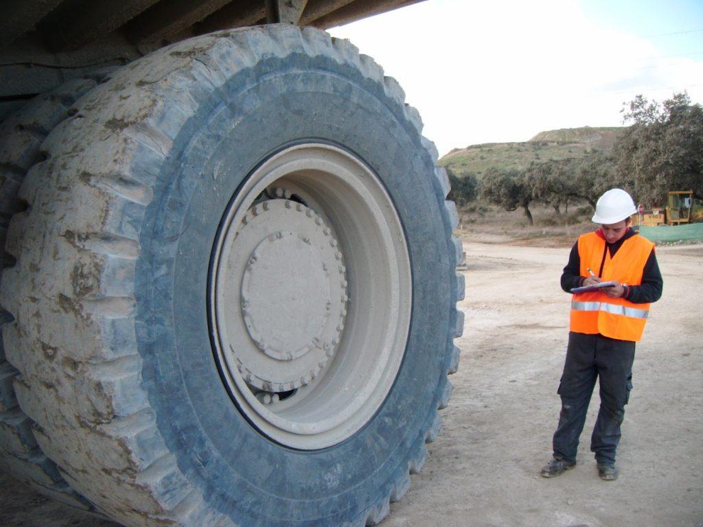 Inspection of a used quarry truck CAT 777D