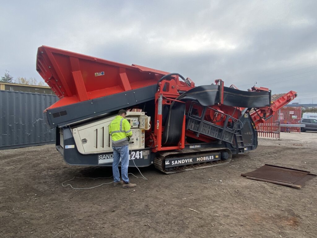 Mevas inspector checking a screen plant