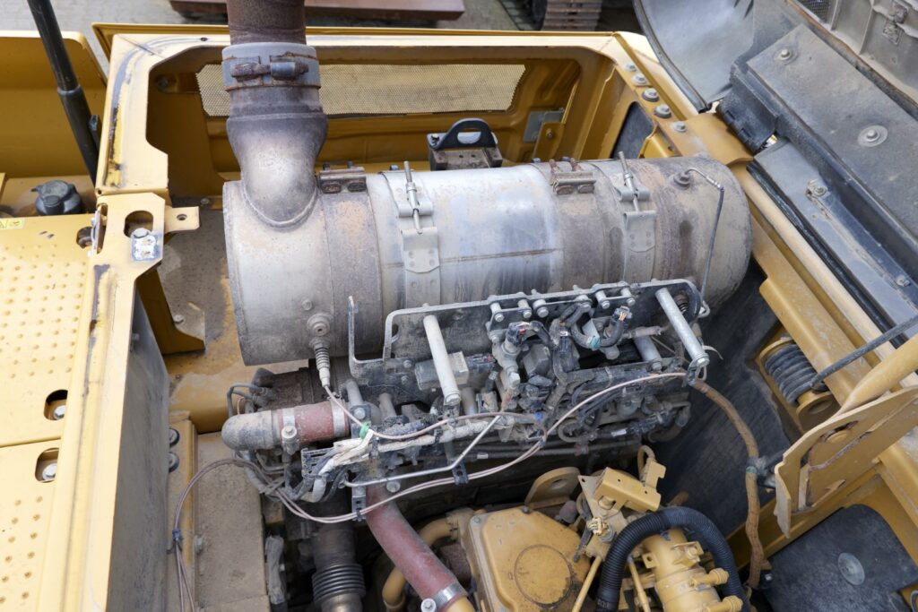 Exhaust aftertreatment system with DPF in an excavator