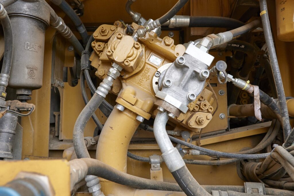 Load sensing hydraulic pump in an hydraulic excavator Caterpillar