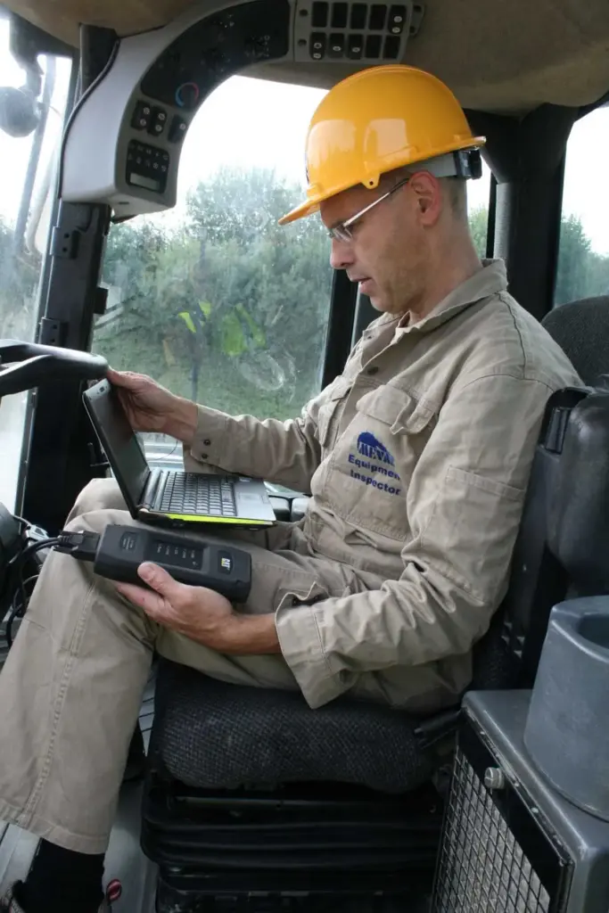 Técnico durante la inspección de una cargadora sobre ruedas en Perú.