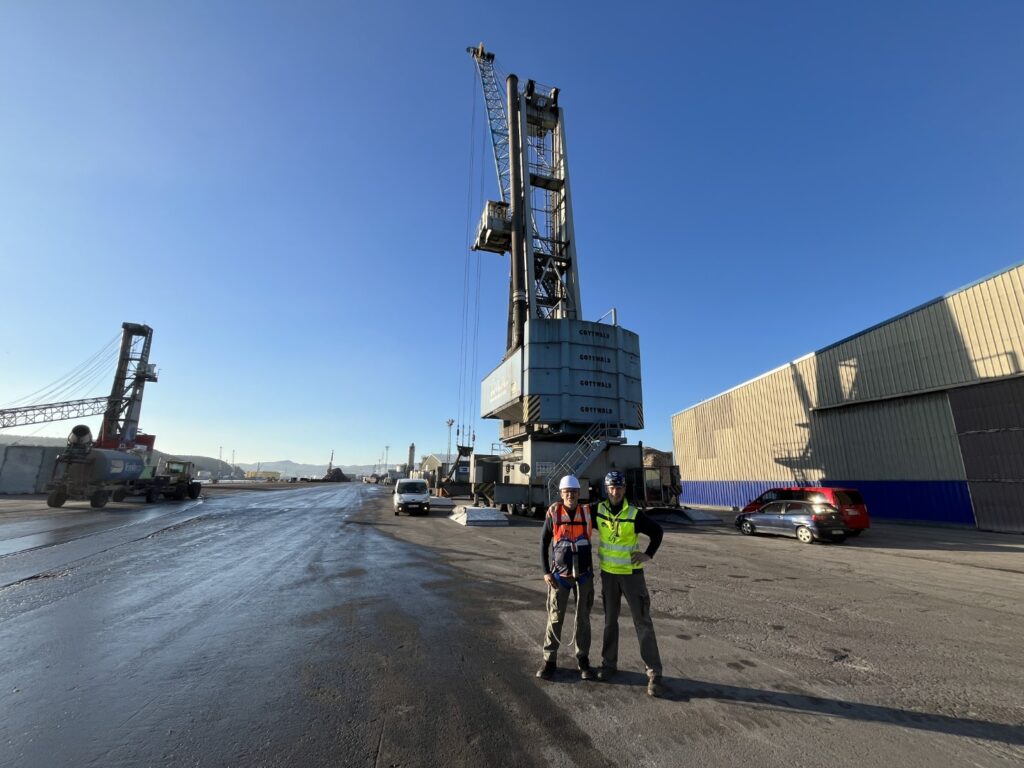 Crane inspectors of Mevas in the port