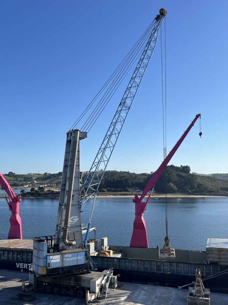 Gottwald Harbor crane in bulk handling unloading a vessel